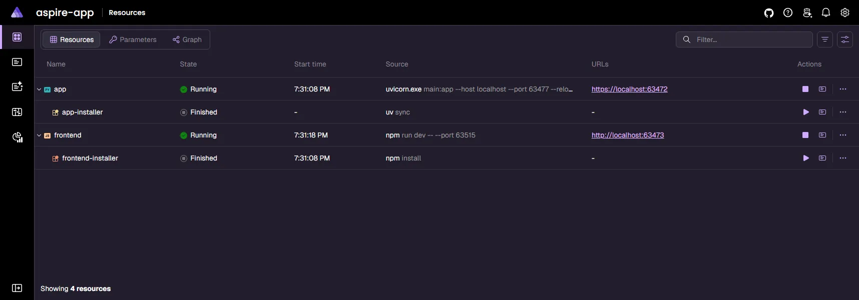 Aspire ダッシュボードの「Resources」ページには、apiservice と webfrontend を含む 2 つの実行中リソース と 2 つの完了済みリソース が表示されています。実行中の 2 つは緑色のチェックアイコンで Running と示され、依存する 2 つのリソースは灰色の停止アイコンで Finished と表示されています。テーブルには、Name（名前）、State（状態）、Start time（開始時刻）、Source（ソース）、URLs、Actions（操作） の各列が並んでいます。