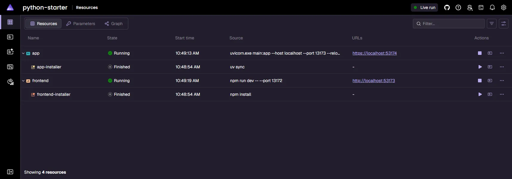 Aspire ダッシュボードの「Resources」ページには、apiservice と webfrontend を含む 2 つの実行中リソース と 2 つの完了済みリソース が表示されています。実行中の 2 つは緑色のチェックアイコンで Running と示され、依存する 2 つのリソースは灰色の停止アイコンで Finished と表示されています。テーブルには、Name（名前）、State（状態）、Start time（開始時刻）、Source（ソース）、URLs、Actions（操作） の各列が並んでいます。